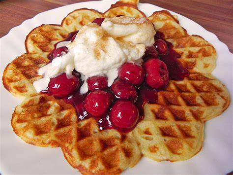 Serviervorschläge: Waffeln mit heißen Kirschen, Puderzucker und Eis