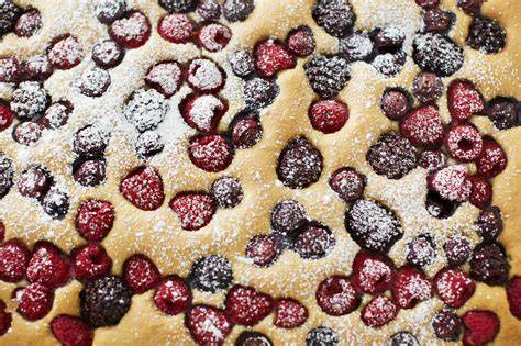 Serviervorschläge: Wolke-Blechkuchen mit Beeren, Puderzucker und Schokoraspeln