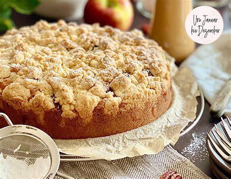 Serviervorschläge für Apfelstreuselkuchen: mit Puderzucker, Vanillesauce und Sahne