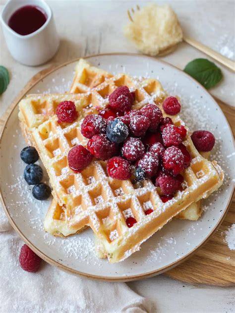 Serviervorschläge für glutenfreie, vegane Waffeln - Frühstücksteller mit Obst