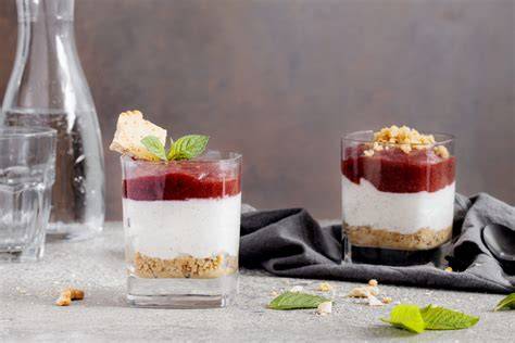 Serviervorschläge für zitroniges Frischkäse-Dessert im Glas