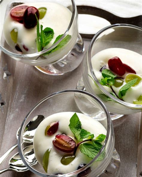 Serviervorschläge und Dekoration für Weinschaumcreme