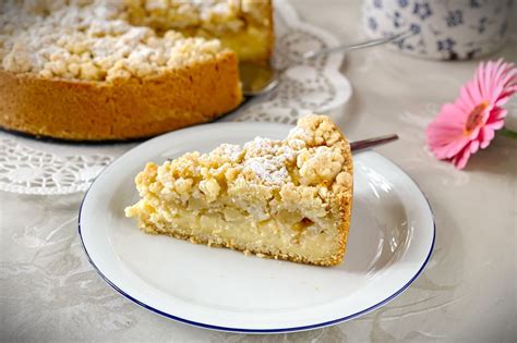 Serviervorschlag: Altdeutscher Kuchen mit Kaffee und Puderzucker