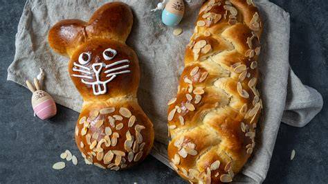 Serviervorschlag: Ananas-Ingwer-Marmelade auf Osterzopf und Brötchen