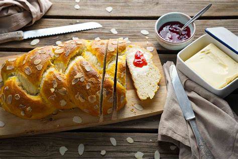 Serviervorschlag: Ananas-Ingwer-Marmelade auf Toast und Osterzopf