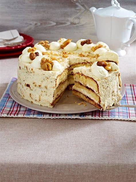 Serviervorschlag: Angeschnittener Apfel-Dinkelkuchen mit Karamellnüssen und Sahne
