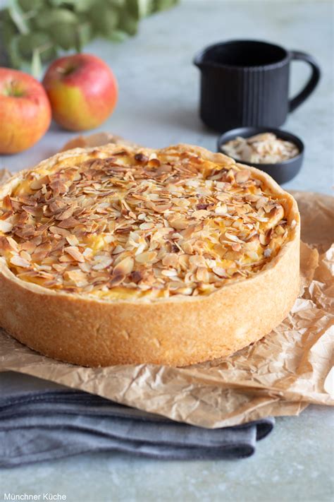 Serviervorschlag: Apfel Schmand Kuchen angeschnitten mit frischen Äpfeln und Kaffee
