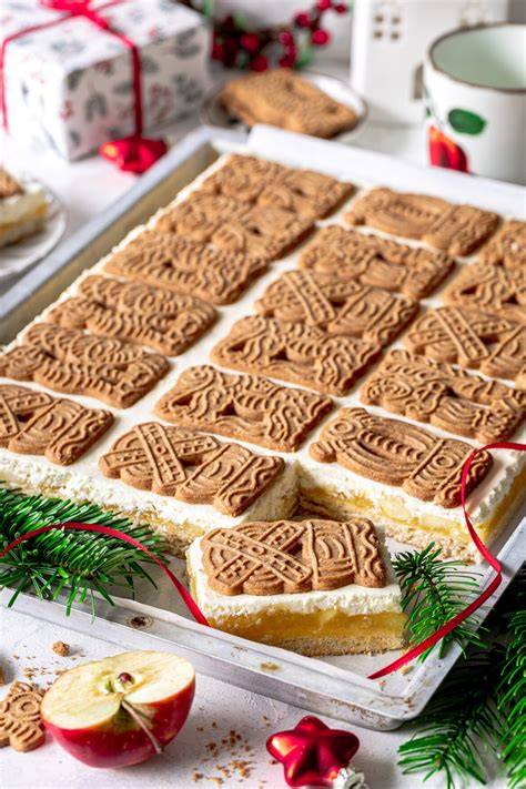 Serviervorschlag: Apfel Spekulatius Kuchen mit Tee und Weihnachtsdeko