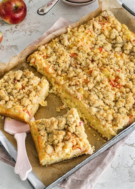 Serviervorschlag: Apfel-Blechkuchen mit Streuseln, lauwarm auf Gedeck