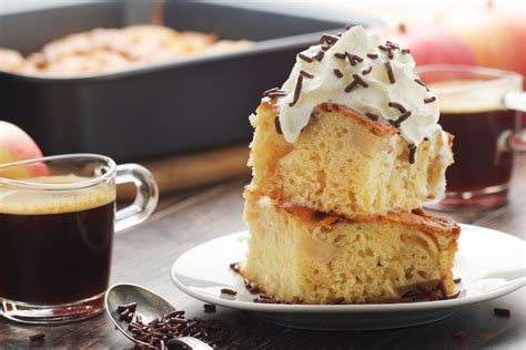 Serviervorschlag: Apfel-Butterkuchen-Stücke mit Sahne zum Kaffee