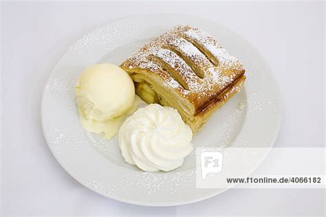 Serviervorschlag: Apfel-Krokant-Kuchen mit Vanilleeis und Sahne