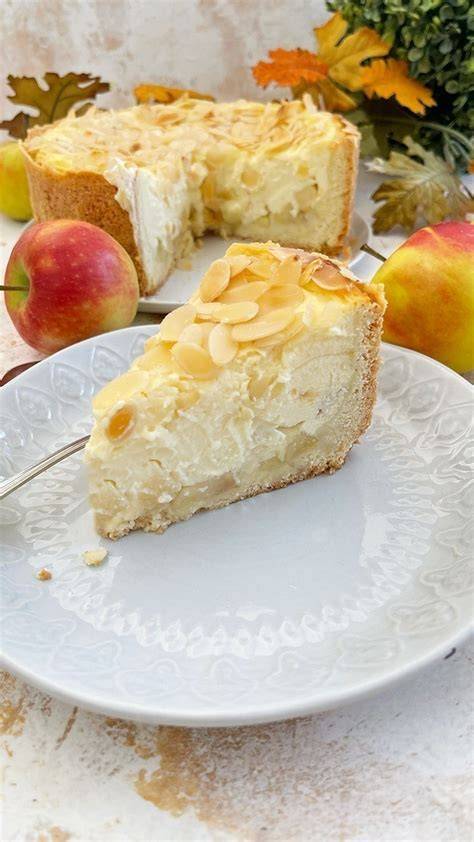 Serviervorschlag: Apfel-Schmand-Kuchen mit karamellisierten Mandelblättchen und Zimt-Zucker