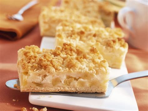 Serviervorschlag: Apfel-Streuselkuchen mit Sahne