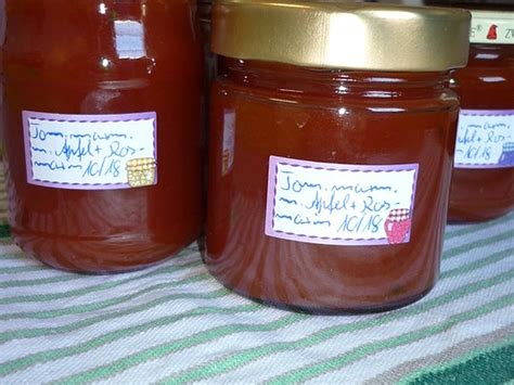 Serviervorschlag: Apfel-Tomaten-Marmelade mit Käseplatte