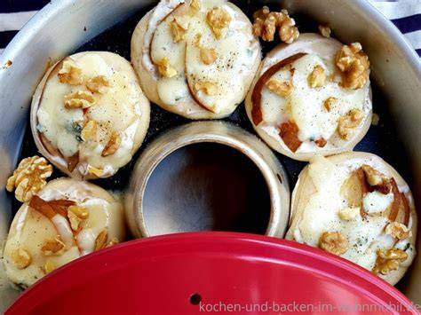 Serviervorschlag: Apfel-Walnuss-Kuchen aus dem Omnia mit Sahnekugel