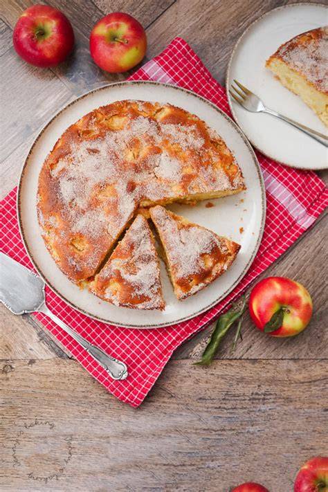 Serviervorschlag: Apfelkastenkuchen mit Zimtkruste und Puderzucker