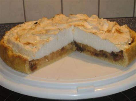 Serviervorschlag: Apfelkuchen mit Baiserhaube, Rosinen- und Calvados-Variante