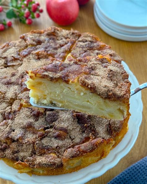Serviervorschlag: Apfelkuchen mit Joghurt und frischen Apfelscheiben auf Teller