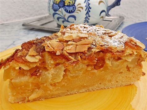 Serviervorschlag: Apfelkuchen mit Mandelkruste und Kaffee