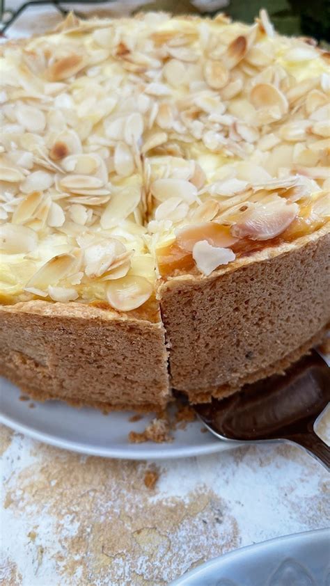 Serviervorschlag: Apfelkuchen mit Schmand und Mandelblättchen