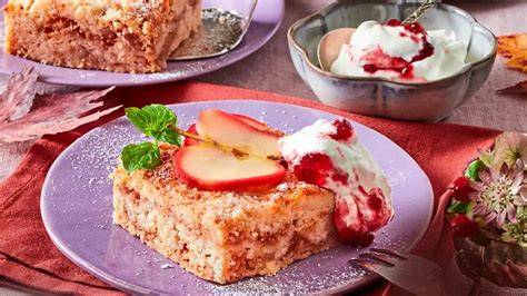 Serviervorschlag: Apfelkuchen-Schnitte mit Preiselbeersahne und Puderzucker
