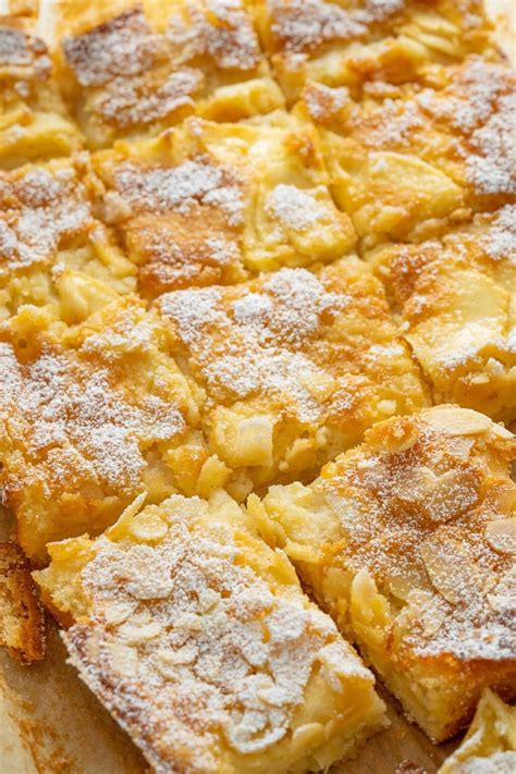 Serviervorschlag: Apfelkuchenstücke mit Schlagsahne und Puderzucker