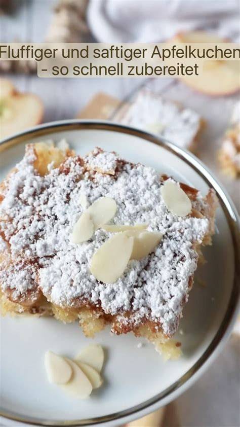 Serviervorschlag: Apfelkuchenstücke mit weichem Baiser und Mandeln, Kaffee und Puderzucker