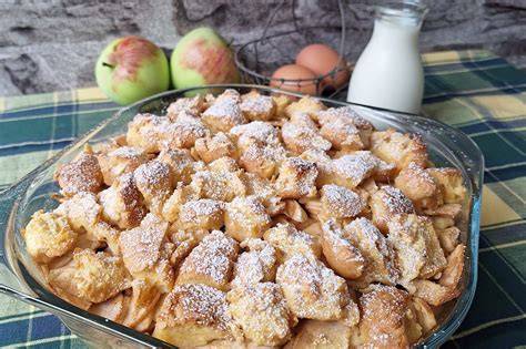 Serviervorschlag: Apfelkuchenstücke mit zuckerfreier Vanillesoße