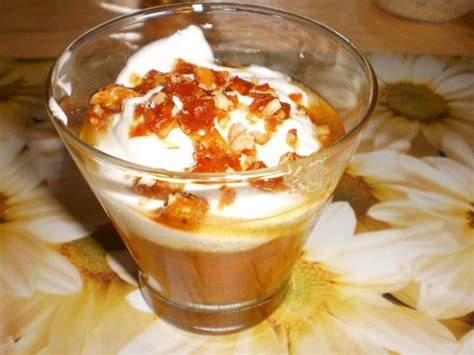 Serviervorschlag: Apfelpudding mit Kompott in Gläsern, geschichtet mit Joghurt und Nüssen