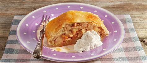 Serviervorschlag: Apfelstrudel mit Vanilleeis und Sahne