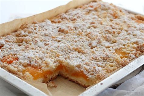 Serviervorschlag: Aprikosen-Blechkuchen mit Puderzucker zum Kaffee