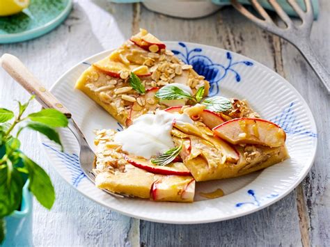 Serviervorschlag: Aprikosen-Honigmelonen-Marmelade auf Brot, Joghurt und Pfannkuchen