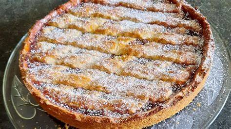 Serviervorschlag: Aprikosen-Streuselkuchen in Stücken mit Puderzucker bestäubt auf einer Platte