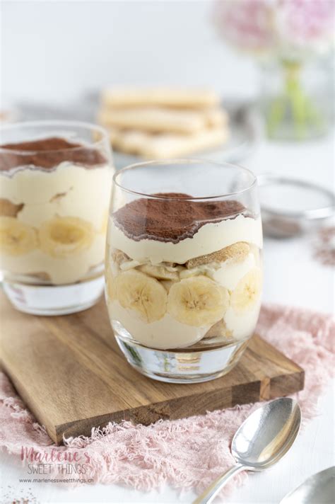 Serviervorschlag: Bananen-Tiramisu im Glas mit Kakao