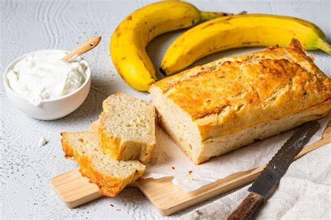Serviervorschlag: Bananenbrot mit Skyr und Bananenscheiben