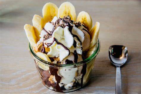 Serviervorschlag: Bananensplit-Eisbecher mit Mini-Amerikanern