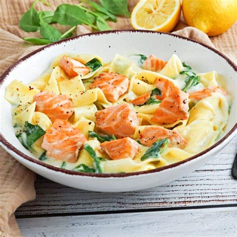 Serviervorschlag: Bandnudeln mit Lachs in Honig-Senf-Sahne und Dill