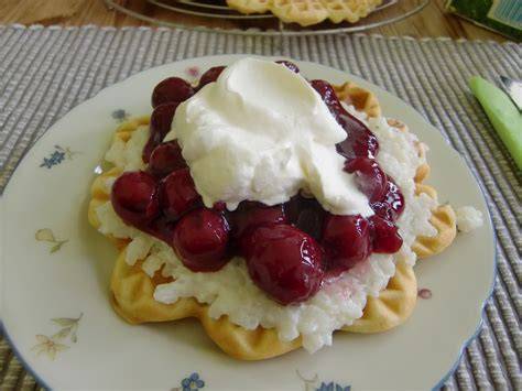Serviervorschlag: Bergische Waffeln, Milchreis, Zimt-Zucker, Sahne und Kirschsauce