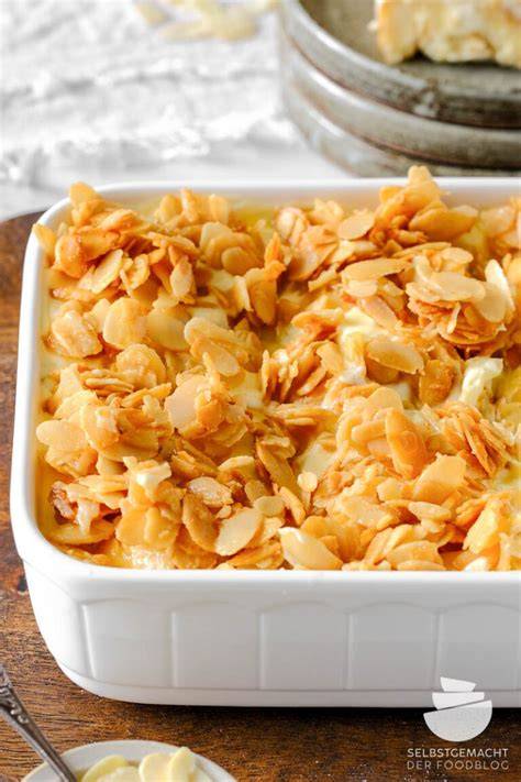 Serviervorschlag: Bienenstich-Tiramisu angerichtet mit Mandel-Topping