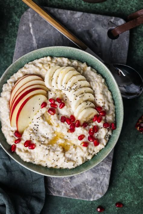 Serviervorschlag: Birnen-Apfel-Ingwer-Marmelade auf Brot, Joghurt und Porridge