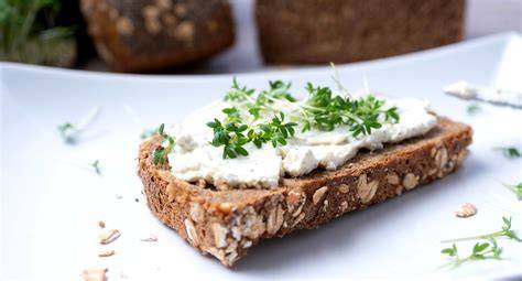 Serviervorschlag: Birnen-Trauben-Marmelade auf Brot mit Frischkäse