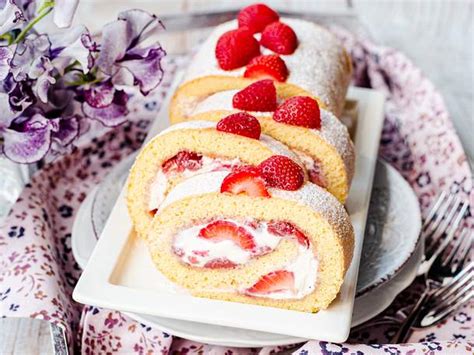 Serviervorschlag: Biskuitrolle mit Erdbeeren, Minze und Puderzucker