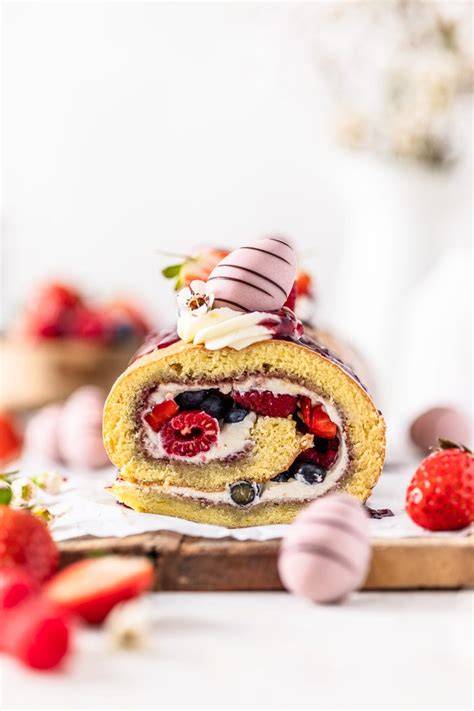 Serviervorschlag: Biskuitrolle mit Joghurt-Quark-Füllung, frische Beeren, Staubzucker