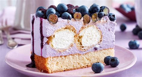 Serviervorschlag: Blaubeer-Oreo-Schnitte mit Soße und frischen Beeren
