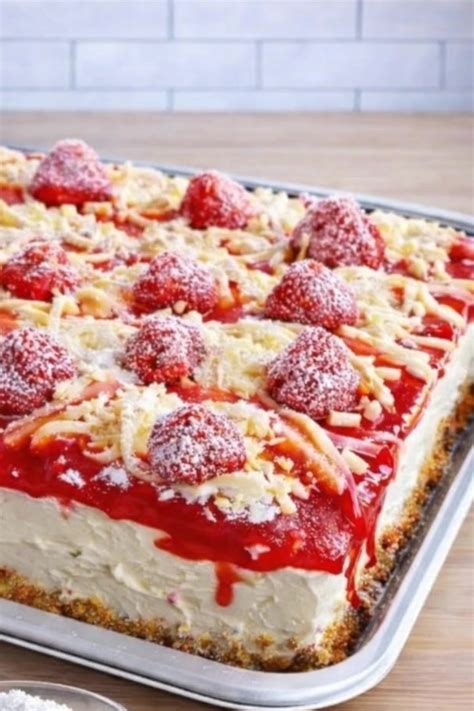 Serviervorschlag: Blech mit Heidelbeerkuchen-Stücken, Puderzucker und Sahne