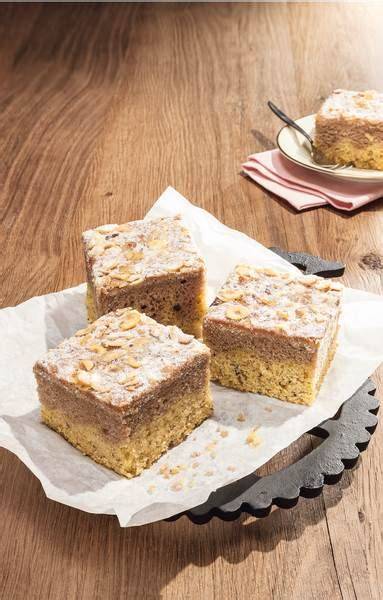Serviervorschlag: Blechkuchen in Stücke geschnitten mit Zimt-Zucker
