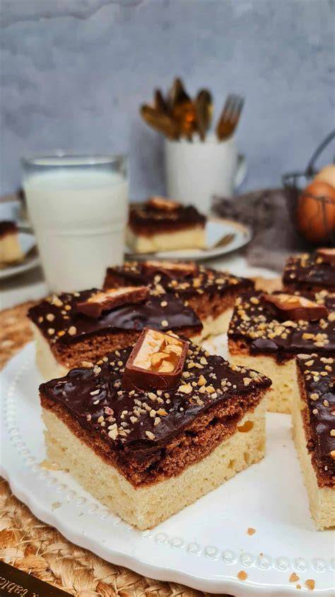 Serviervorschlag: Blechkuchen in Stücke schneiden, lauwarm mit Eis und Zimt