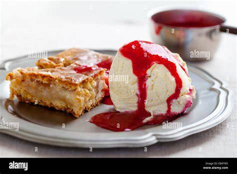 Serviervorschlag: Blechkuchen mit Vanilleeis und Himbeersauce