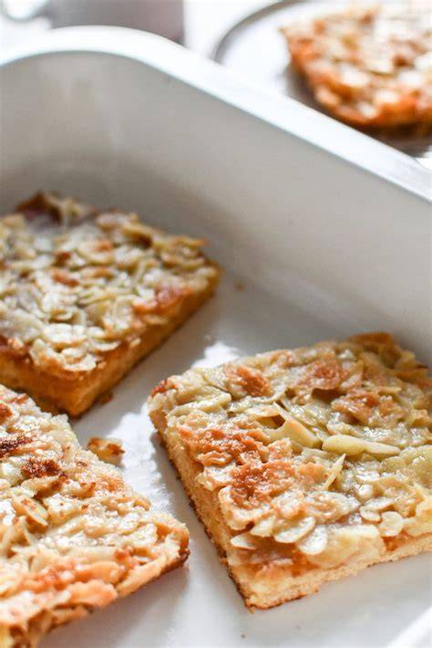 Serviervorschlag: Blechkuchen mit Zimt-Zucker und Mandelblättchen