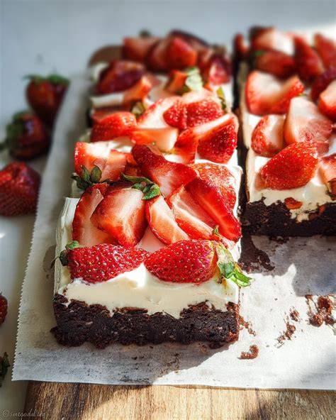 Serviervorschlag: Blechkuchen-Schnitten mit Frischkäsefrosting und Erdbeeren